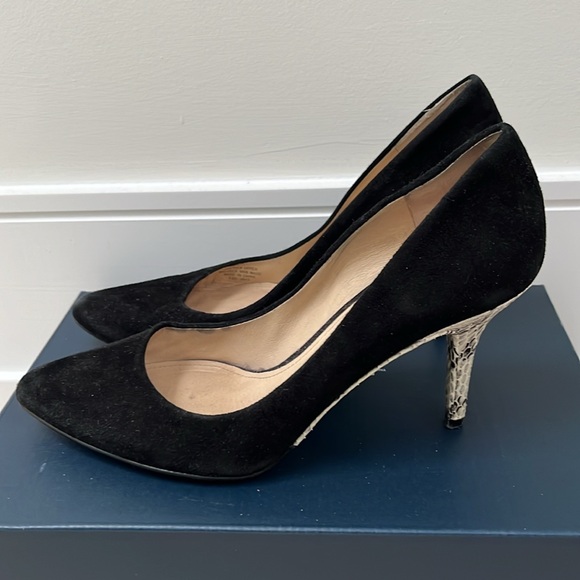 Fun pair of black suede pump with a patterned heel - Picture 2 of 4